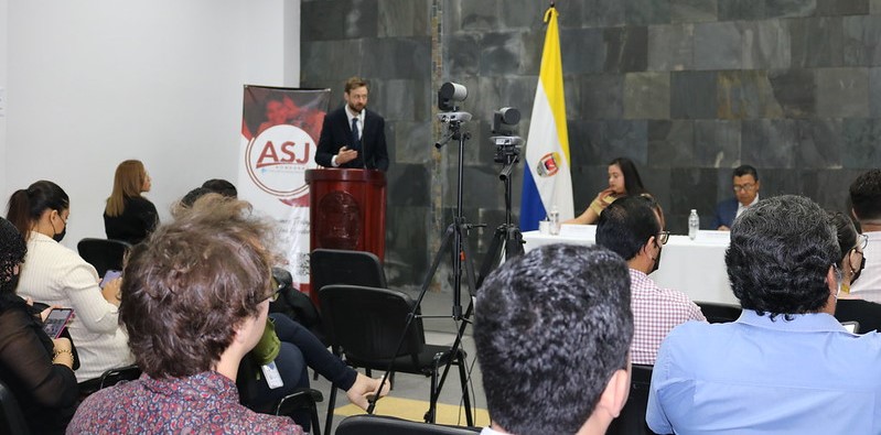 detras-de-la-placa portada